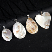 Collier pendentif en chaîne de corde de style baroque mignon en nacre blanche de perle d'eau douce