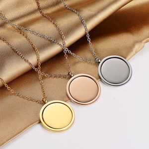 Collar Largo con Colgante Giratorio de Acero Inoxidable, Chapado en Oro Real de 18K con PVD, Antideslustre, para Hombre y Mujer - Product Image 4