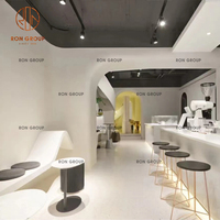 Canapé en cuir moderne en forme de L, ensemble de salle à manger pour café-restaurant, tables en marbre, chaises à dossier en rotin tressé beige