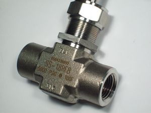 Válvula de aguja de acero inoxidable SS-1RF4RT NPT 1/4" hembra ISO cónica, con vástago regulador y tapa integral - Product Image 2