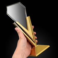 Trophée en métal doré en forme de V, design en verre cristal vierge, élégant, directement de l'usine – Médailles et Plaques