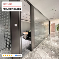 Cloison panoramique en verre double avec cadre en aluminium de 84 mm d'épaisseur et poutre en acier pour bureaux et centres commerciaux