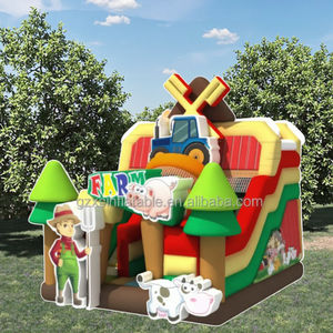 I bambini giocano all'aperto e al chiuso presso la fattoria con castelli di rimbalzo elevati e scivoli gonfiabili - Product Image 6