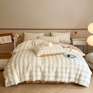 Set di Biancheria da Letto in Velluto Latte Tinta Unita, Set Quattro Pezzi in Pelliccia di Coniglio Colorata, Stile Quattro Stagioni - Product Image 2