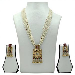 Ensemble de collier long traditionnel plaqué or avec perles blanches et pendentif carré Kundan assorti, avec boucles d'oreilles assorties pour femmes - Product Image 1