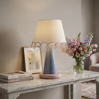 Lampe de table en résine style pastel avec abat-jour en tissu, design moderne et féminin, décoration de chevet, lumière d'ambiance
