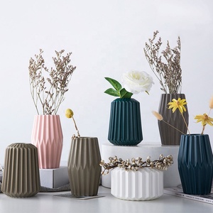 Vase de table en céramique artisanale de grande taille, design Art Déco moderne et minimaliste, écologique, pour fleurs séchées, décoration intérieure - Product Image 3