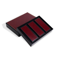 Boîtes de présentation élégantes en carton noir et bordeaux, imperméables et robustes, à 3 compartiments, avec gaufrage et doublure personnalisable pour bijoux