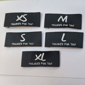 Etiquetas Tejidas Personalizadas de Poliéster con Pliegue Final, Diseño Gratuito, Bajo Precio, para Prendas, Sombreros y Zapatos - Etiquetas Ecológicas con Logotipo de Marca para el Cuello - Product Image 1