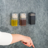 Vente en gros de petits pots à épices magnétiques en plastique élégants, contenants à condiments avec couvercle à 3 ouvertures