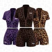 Ensemble de yoga imprimé léopard, tissu extensible doux, haut court zippé, short push-up, vêtements de sport pour femme pour la salle de sport et l'entraînement.