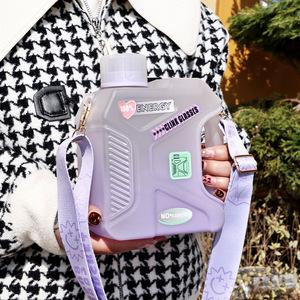 Bouteille d'eau en forme de bidon de carburant grande capacité avec paille et sangle, portable et réutilisable pour l'extérieur - Product Image 2