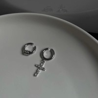 Boucles d'oreilles asymétriques à clipser style punk, croix pendante, pour homme, au design audacieux et cool, pour une oreille seulement