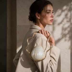 Bolso de Noche Elegante para Mujer con Diseño Marmoleado en Acrílico, Cartera de Mano con Asa Metálica Especial, Bolso de Mano Tipo Clutch para Fiesta o Cena Benéfica - Product Image 6