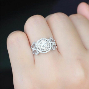 Anello di fidanzamento da donna F996 in oro bianco con diamante naturale taglio brillante rotondo colore D e design a halo - Product Image 3