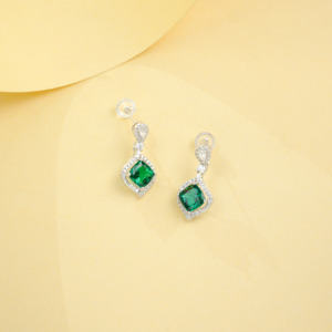 Boucles d'oreilles pendantes en argent sterling 925 avec émeraude ovale de laboratoire et halo de zirconiums, motif floral plaqué or pour mariage - Product Image 3