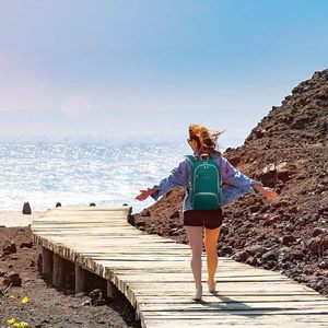 Mochila de senderismo plegable, impermeable y ligera para viajes, ideal para actividades al aire libre. - Product Image 4