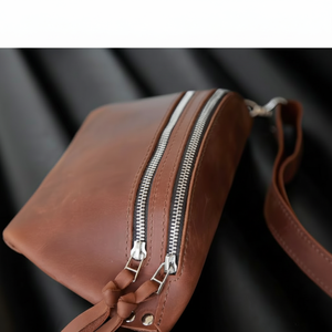 Riñonera de Cuero Genuino para Mujer con Cadena, Estilo Moderno, Color y Logotipo Personalizables LFP-0039 - Product Image 1