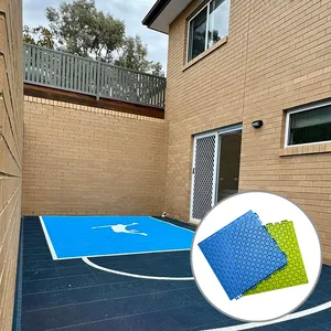 Installare semplici piastrelle per pavimento ad incastro per il pavimento all'aperto del campo da pickleball nel cortile