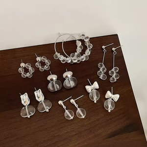 Pendientes de Moda con Lazo, Pendientes Geométricos Creativos de Diseño Coreano, Pendientes de Perlas Transparentes para Adolescentes - Product Image 1