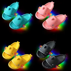 Großhandel Sommer Kinder Folien Coole Jungen & Mädchen LED Lichter Hausschuhe Dinosaurier Led Glänzende Hausschuhe Kinder Hai Slipper Sliders