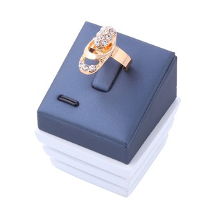 Magnifique <span class=keywords><strong>Ensemble</strong></span> Quatre Pièces de Bijoux en Cristal Plaqué Or Véritable 18 Carats pour Femme, Idéal pour Mariage, Fête ou Fiançailles – Collier, Bracelet, Bague - Product Image 5