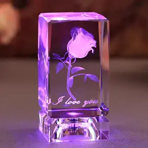 Honor của pha lê bán buôn xoay ánh sáng cơ sở LED K9 pha lê Glass Rose Laser khắc 3D Cube pha lê Quà tặng đám cưới cho khách