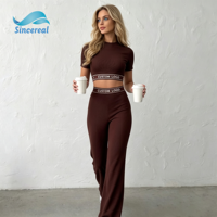 Ensemble de sport deux pièces pour femme : Legging évasé taille haute effet push-up et crop top à manches courtes – Tenue athlétique pour gym, fitness et yoga