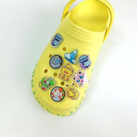 Kuien gros personnalisé imprimé mignon acrylique broches acrylique Anime dessin animé clair régulier chaussure broche breloques pour la décoration