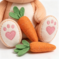 Peluche personnalisée adorable lapin tenant une carotte, jouet en peluche doux, poupée animale mignonne, cadeau, décoration de chambre d'enfant, souvenir de vacances, ornement
