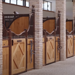 اسطبلات خيول من الخيزران المجلفن عالي التحمل من شركة تشيشيان، ألواح اسطبلات مع باب منزلق - Product Image 1