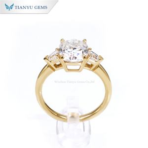 Tianyu Gems Bagues en or 14 carats personnalisées Coussins Moissanite Bague en diamant à trois pierres Fiançailles - Product Image 3