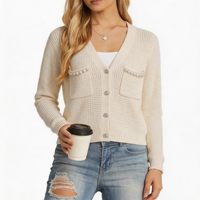 Cardigan en maille gaufrée à col en V pour femme, couleur crème unie, avec décorations de perles, boutons métalliques argentés, garniture de perles et poches plaquées