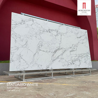 Dalle de pierre synthétique 1600x3200mm en pierre frittée Statuario à veines blanches, imprimée en 3D, pour revêtement de sol d'escalier intérieur