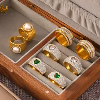 Breiter Wabenmuster-Ring mit 13mm Süßwasserperle, umgeben von glänzenden Strasssteinen, Edelstahl-Modeschmuckring