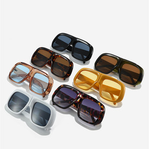 Lunettes de soleil oversize irrégulières pour hommes et femmes, monture large, protection UV400, verres colorés, personnalisables avec logo, collection 2026 - Product Image 3
