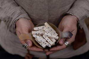 ลูกเต๋าเขาควายแบบพรีเมี่ยมพร้อมพื้นผิวธรรมชาติงานฝีมือทนทานการออกแบบที่สมดุลสำหรับการใช้ตกแต่งเกมคลาสสิก - Product Image 3