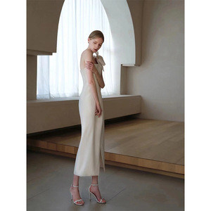 Robe <span class=keywords><strong>de</strong></span> mariée élégante blanche asymétrique à une épaule, avec détail nœud sexy et fente haute, pour <span class=keywords><strong>mariage</strong></span> <span class=keywords><strong>civil</strong></span>, fiançailles et réception - Product Image 2