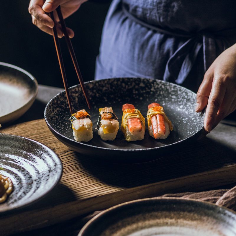 Круглые винтажные блюда, черная японская пицца, суши, мясо, еда, фарфоровые керамические тарелки для ресторана, дома