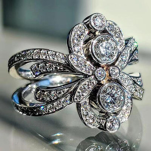 Anello Vintage con Design Floreale a Croce per Donne - Product Image 2