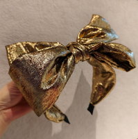 Heißer Verkauf: Goldfarbenes, übertriebenes Retro-Haarband mit breiter Schleife, geflochtene Haarspange für den Schulanfang, Abschlussfeier und Hochzeit