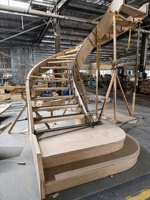 Escalier en colimaçon courbé sur mesure pour villa haut de gamme avec marches en bois massif et rampes en métal