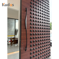 Porte d'entrée pivotante moderne en aluminium moulé avec grain de bois 3D, porte de sécurité de luxe pour villa, entrée principale résidentielle