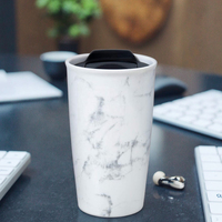 Tasse de voyage isolée à double paroi en céramique de 12 oz Tasse à café en marbre avec couvercle enveloppant pour boissons chaudes et froides