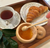 Cuillère à miel en bois de hêtre avec pot à miel pour servir le miel, le thé, le café, le petit-déjeuner, sur la table, naturel