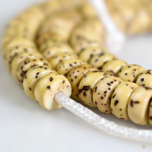 Perles bouddhistes en graines de Bodhi de Hainan, 108 perles, 6-7 mm, coupe droite, jaune gras de poulet, bracelet en perles de bois, bijoux - Product Image 1