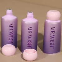 Tubo cosmético metálico degradado en morado y rosa con tapa de rosca redonda para suero de ojos y cuidado de la piel.