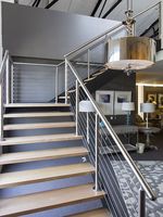 Escalier droit intérieur avec marches en chêne/hêtre et garde-corps en verre trempé/câbles en acier inoxydable, idéal pour villa/hôtel
