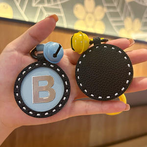 Logotipo personalizado de marca creativa pequeño llavero de cuero letra inglesa diseño láser bolsa colgante al por mayor pequeño regalo de productos básicos - Product Image 4