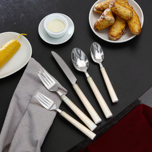 Juego de cubiertos de acero inoxidable para comedor elegante, artículos esenciales de plástico texturizado blanco claro y verde pálido para un estilo de vida refinado - Product Image 3